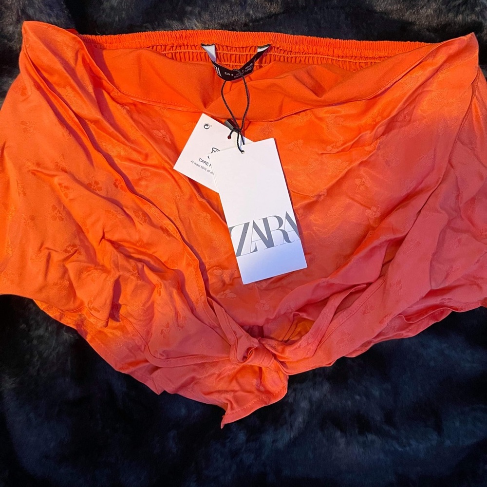 BUNDLE OF CLOTHING NEVER WORN NAME BRAND